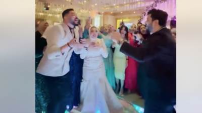 مصطفى حجاج يفاجئ أحد متابعيه بحضور خطوبته.. شوف رد فعل العروسة