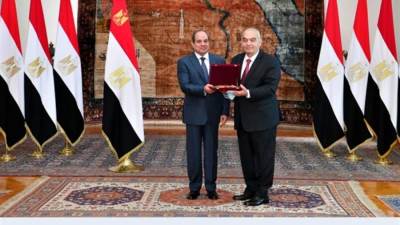 السيسي يمنح وسام الجمهورية من الطبقة الأولي لرؤساء محكمة النقض ومجلس الدولة وهيئة قضايا الدولة السابقين