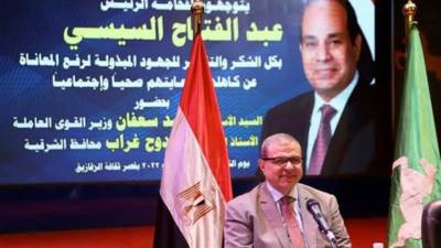 وزير القوى العاملة ومحافظ الشرقية يسلمان 4654 وثيقة تأمين ضد الحوادث للعمالة غير المنتظمة