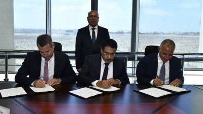 وزير النقل يشهد توقيع وثيقة الشروط الأساسية الخاصة بادارة وتشغيل الخطوط الثلاثة