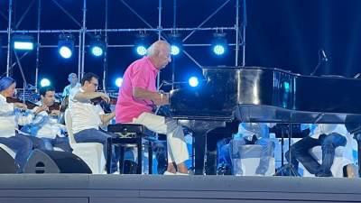 بالصور .. عمر خيرت يشدوا بأعزب الألحان أمام جمهوره بنورث سكوير العلمين 