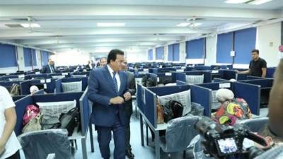 وزير الصحة يتفقد الامتحانات التحريرية للأطباء الملتحقين ببرنامج الزمالة المصرية