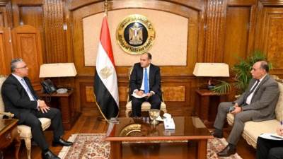 وزير التجارة يستقبل رئيس المنطقة الاقتصادية لقناة السويس لإستعراض المشروعات الصناعية والفرص الإستثمارية بالمنطقة