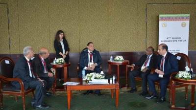 وزير التنمية المحلية يلتقى سفير بعثة الاتحاد الأفريقى بالقاهرة و نائب رئيس اتحاد مجالس ومدن الكاميرون