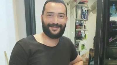 "أخلاقنا الجميلة".. "عمرو المغربي" يحلق مجانا للأطفال غير القادرين قبل بدء العام الدراسي