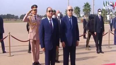 الرئيس السيسي يصل الجزائر للمشاركة في القمة العربية
