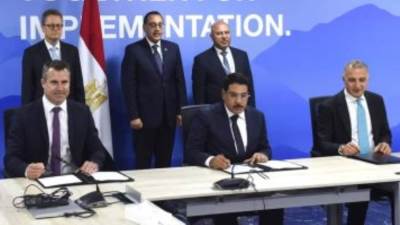 رئيس الوزراء يشهد توقيع عقد إدارة وتشغيل القطار الكهربائى "العين السخنة - مطروح"