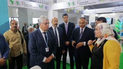 وزير التعليم العالي يتفقد جناح وزارة التعليم العالي والبحث العلمي في المنطقة الخضراء