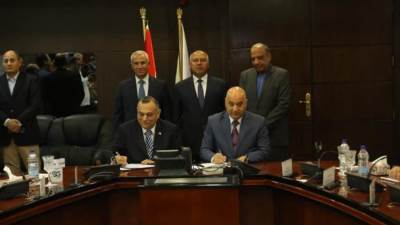 وزيرا النقل وقطاع الأعمال العام يشهدان عقد تصنيع وشراء عدد 100 حافلة كهرباء إنتاج محلي ماركة MCV