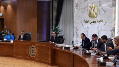 رئيس الوزراء: مهلة أسبوعين للمحلات والمنافذ التجارية لإعلان الأسعار على السلع