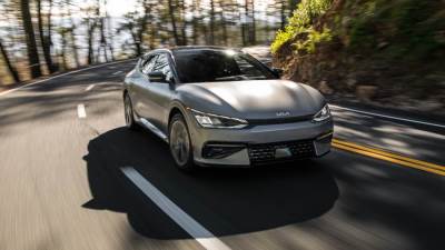 كيا EV6 الكهربائية بالكامل تفوز بلقب سيارة العام 2023 في أميركا الشمالية  