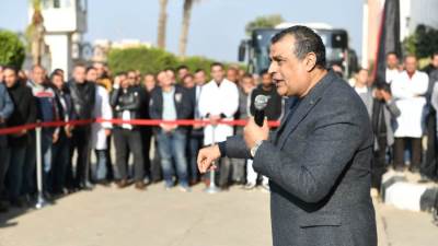 وزير الإنتاج الحربى يتفقد شركة بنها للصناعات الإلكترونية