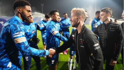 سائقوا سباق الفورمولا إي سام بيرد ورينيه راست وجايك هيوز يلتقون مع نجوم الدوري السعودي لكرة القدم قبل سباق الدرعية للسيارات الكهربائية