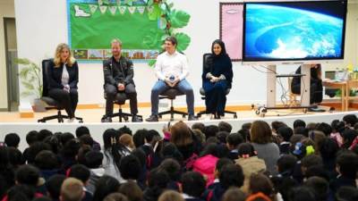 سائق سباقات الفورمولا إي سام بيرد يزور مدرسة كينجز كوليدج في الرياض للمساهمة في تعزيز الاستدامة