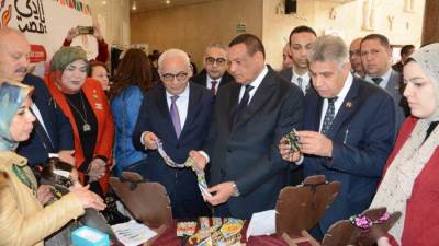 وزيرا التنمية المحلية والتربية والتعليم يتفقدان معرض "أيادي مصر" للمنتجات اليدوية والحرفية بمجمع دمنهور الثقافي