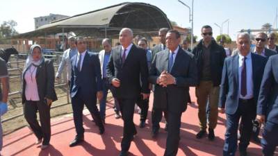 وزير التنمية المحلية ومحافظ قنا يتفقدان عدداً من المشروعات الإنتاجية لتوفير السلع الغذائية للمواطنين بأسعار مخفضة 