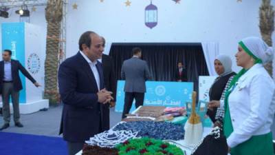 الرئيس السيسى للأسر المنتجة فى الاسمرات: "ها نوفر أى ماكينات أو معدات محتاجينها"