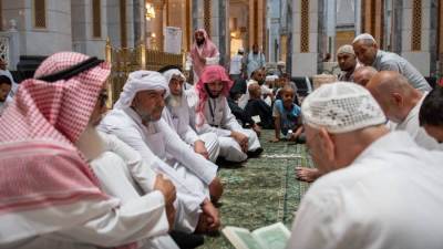 الحلقات القرآنية تُخصص حلقات تعليم القرآن الكريم لكبار السن وذوي الإعاقة بالمسجد الحرام