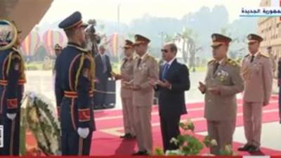 ‏الرئيس ‎السيسي يضع إكليلا من الزهور على النصب التذكاري لشهداء القوات المسلحة بمناسبة ذكرى تحرير سيناء