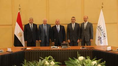 وزير النقل يشهد توقيع اتفاقية شروط تطوير محطة الصب الجاف بميناء جرجوب