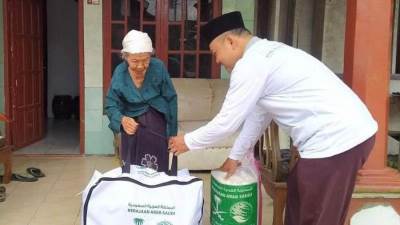 سلمان الإغاثة يوزع أطنان من السلال الغذائية في محافظات اندونيسيا