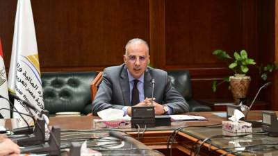 وزير الموارد المائية يتابع إجراءات تقييم ومتابعة حالة المنشآت المائية بمختلف المحافظات 