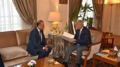 السفير العكلوك يقدم أوراق إعتماده مندوباً دائماً لفلسطين بالجامعة العربية