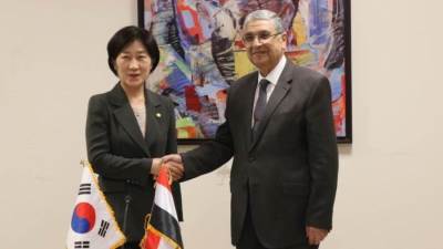 وزير الكهرباء والطاقة المتجددة يستقبل وزيرة البيئة الكورية والوفد المرافق لها 