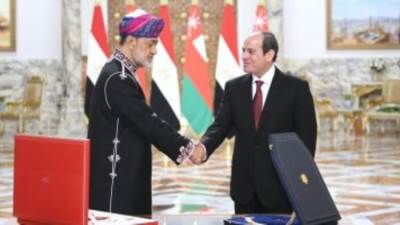 الرئيس السيسي وسلطان عمان يتبادلان أرفع الأوسمة في البلدين