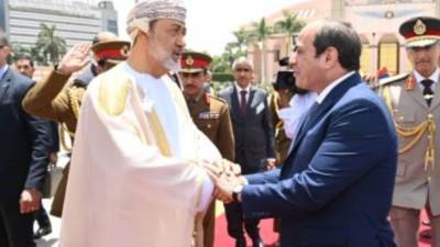سلطان عُمان يختتم زيارته للقاهرة ويبعث برقيَّة شكر وتقدير للرئيس السيسي