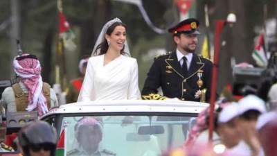 العاهل الأردنى يمنح رجوة السيف زوجة الأمير الحسين لقب "أميرة"