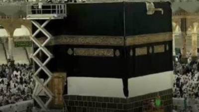 شؤون الحرمين ترفعُ كسوةَ الكعبة المشرَّفة للحفاظ على نظافة وسلامة الكسوة