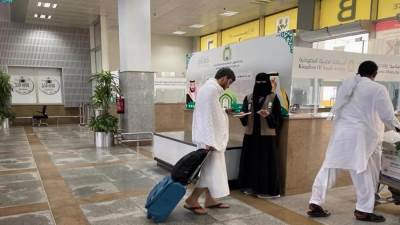 وزارة الشؤون الإسلامية توزع أكثر من 75 ألف مطبوعة علمية للحجاج بمطار الملك عبدالعزيز 