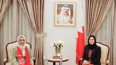 سفيرة البحرين لدى مصر تستقبل أول بحرينية تحصل على منحة ناصر للقيادة الدولية