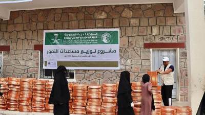 سلمان للإغاثة يسلم أطنان من التمور هدية المملكة لقرغيزستان ونيجيريا 