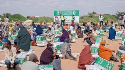 مركز الملك سلمان للإغاثة يوزع مساعدات إيوائية وسلال غذائية للمتضررين من الجفاف في الصومال