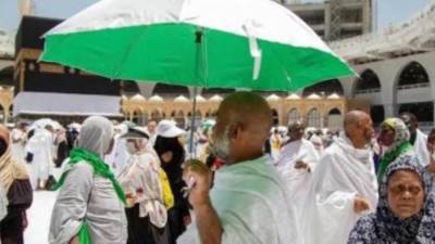  توزيع 12 ألف مظلة و3 آلاف سجادة على قاصدى المسجد الحرام 