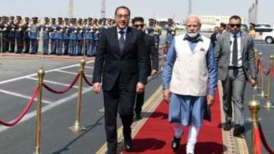 مدبولى يستقبل رئيس الوزراء الهندى والوفد المرافق له بمطار القاهرة