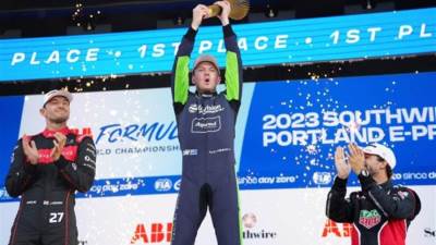 نيك كاسيدي يفوز بسباق الفورمولا إي في الولايات المتحدة.. وجيك دينيس يتصدر البطولة مع انتهاء سباق ساوثواير بورتلاند إي بري