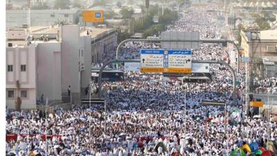 حجاج بيت الله الحرام يتوافدون إلى مشعر منى لقضاء يوم التروية