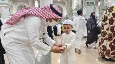 "شؤون الحرمين" توزع أساور معصم اليد للزائر الصغير في المسجد الحرام