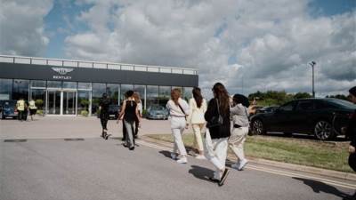 Bentley تمضي بمبادَرتها الدولية ’سيدات استثنائيات‘ مع زيارة للطالبات السعوديات إلى مقرّ الشركة في كرو