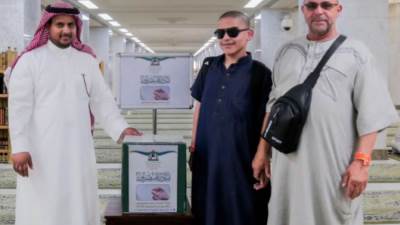 مبادرة "مبصرون" تهدي مصاحف "برايل" للمكفوفين في المسجد الحرام