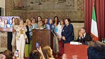 أعضاء الأغلبية من النواب والشيوخ الإيطاليين يدعمون خطة مريم رجوي وهي تخاطب اجتماع البرلمان في روما