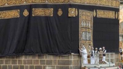 بدء أعمال تغيير كسوة الكعبة المشرفة 