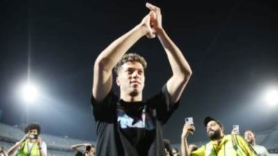 إمام عاشور يحيى جمهور الأهلى عقب مباراة الحرس وتتويج الأحمر بالدورى