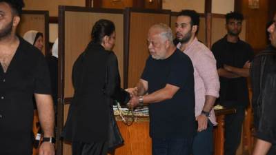 نجوم الفن يشاركون فى عزاء والد مى كساب بمسجد المشير