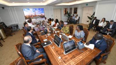 مساعد وزير الإسكان يستقبل وفد كيني لبحث فرص التعاون وعرض التجربة العمرانية المصرية