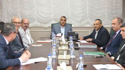 وزير الإنتاج الحربي يبحث موقف العقود الخاصة بعدد من المشروعات 