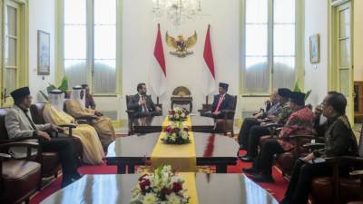 الرئيس الإندونيسي يستقبل الأمين العام لمجلس حكماء المسلمين ووفدًا من أعضاء المجلس"